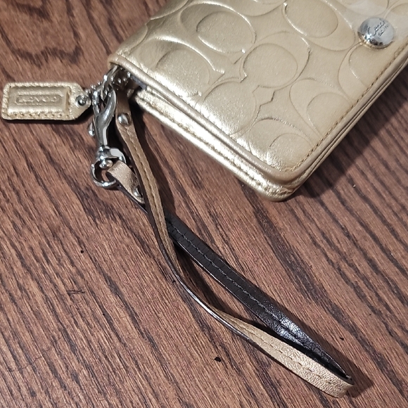 ๐๐๐Coach Gold Embossed Wristlet Wallet Signature Monogram Leather - Picture 4 of 12